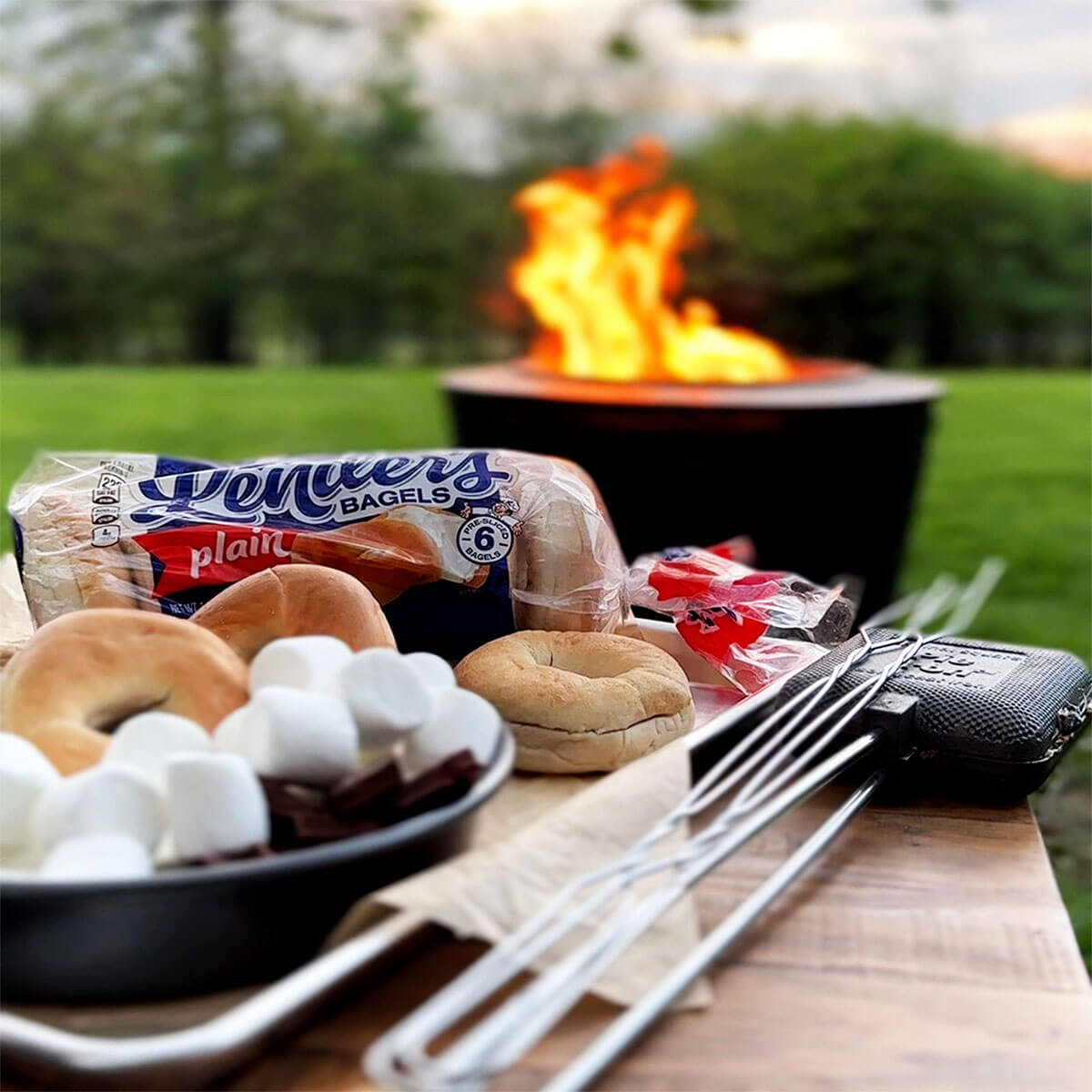 S&#039;mores Bagel Board with Lender&#039;s bagels